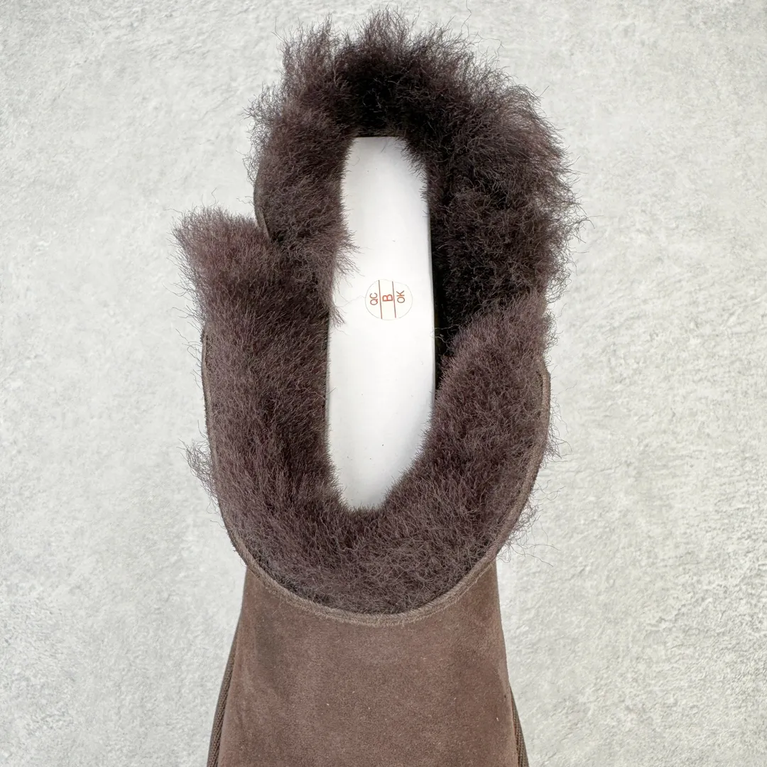 Pick up locally💰520 UGG 6422 Classic wooden buckle autumn and winter sheep fur integrated snow boots. All shoes are made from the same factory as ZP. Longfeng A-grade Australian imported sheep fur integrated women's boots. Brand OEM production line. Fully follow the ZP process. OEM original pattern maker. Adhering to the principle of no original shoes and no development selection. Pay attention to every detail. The most authentic version on the market. TREADLITE "Light Wing" technology outsole. Lightweight/durable/flexible/pile size: 35 36 37 38 39 40 Coding: by2936090